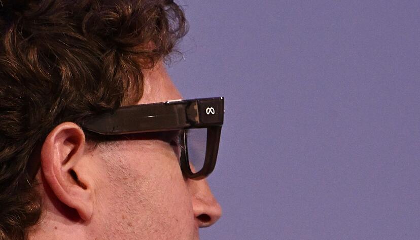 Im Vergleich zu herkömmlichen Brillenfassungen fallen die deutlich breiteren Bügel auf. Im Vergleich zu herkömmlichen Brillenfassungen fallen die deutlich breiteren Bügel auf.