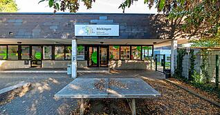 Das ehemalige Gemeindehaus hat jetzt eine Mischnutzung mit st&auml;dtischer Beteiligung und dient als Quartierszentrum.