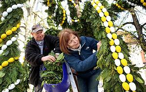 H&ouml;henangst fehl am Platz: Bauhofmitarbeiter Heinrich Huber und Landfrau Sonja Staudt stehen auf einer Leiter im Marktplatzbrunnen und befestigen Eibenzweige.