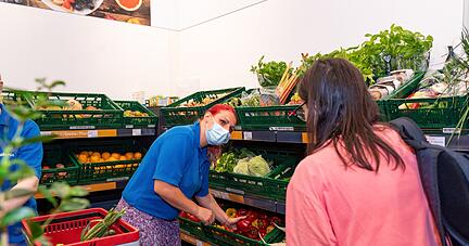 Mandy Bachert bedient wie ihre Kollegen die Kunden beim Obst und Gemüse. Die Lebensmittel, die es gibt, sollen schließlich gerecht aufgeteilt werden.
Foto: Mario Berger Mandy Bachert bedient wie ihre Kollegen die Kunden beim Obst und Gemüse. Die Lebensmittel, die es gibt, sollen schließlich gerecht aufgeteilt werden.
Foto: Mario Berger