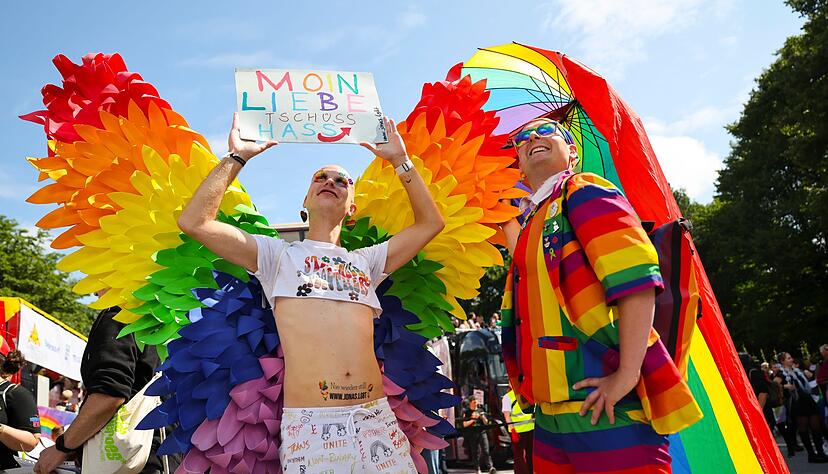 Bunt, laut und politisch: Die Pride Parade in Hamburg findet zum 45. Mal statt. Bunt, laut und politisch: Die Pride Parade in Hamburg findet zum 45. Mal statt.