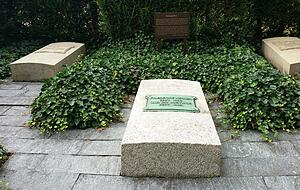 Liegende Grabplatten, von Efeu umrankt: Die Gestaltung seiner letzten Ruhest&auml;tte hat Justinus Kerner zu Lebzeiten genau verf&uuml;gt. Die Stadt h&auml;lt sich bis heute daran.