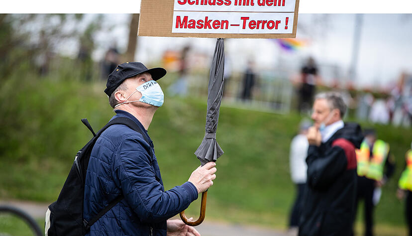 Symbol für Freiheits-einschränkungen: Die "Querdenken"-Bewegung richtet ihre Proteste, wie hier in Heilbronn, besonders gegen die Maskenpflicht.
 Foto: dpa