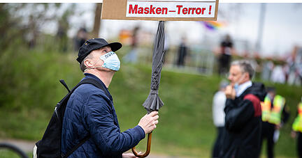 Symbol für Freiheits-einschränkungen: Die "Querdenken"-Bewegung richtet ihre Proteste, wie hier in Heilbronn, besonders gegen die Maskenpflicht.
 Foto: dpa
