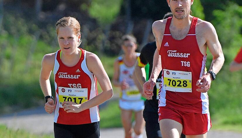 Marathon-Siegerin Isabel Leibfried (li.) zwischen Flein und Talheim. Im Ziel feiert ihre Trainingskollegin Bettina Englisch (re.) den Sieg im Halbmarathon − und gratuliert Veronica Clio Hähnle-Pohl (M.) zum Erfolg über 10 Kilometer.
Fotos: Mario Berger, Ralf Seidel Marathon-Siegerin Isabel Leibfried (li.) zwischen Flein und Talheim. Im Ziel feiert ihre Trainingskollegin Bettina Englisch (re.) den Sieg im Halbmarathon − und gratuliert Veronica Clio Hähnle-Pohl (M.) zum Erfolg über 10 Kilometer.
Fotos: Mario Berger, Ralf Seidel