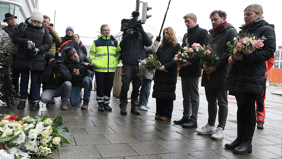 Katharina Schulze (r-l) Grünen-Fraktionsvorsitzende im bayerischen Landtag, Felix Banaszak, Bundesvorsitzender Bündnis 90/Grüne, Bürgermeister Dominik Krause und MdB Jamila Schäfer (beide Bündnis 90/Grüne) an der Unglücksstelle.