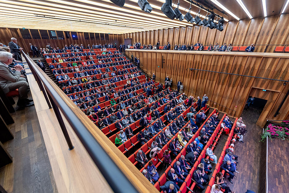 Rund 500 geladene Gästen aus Politik, Wirtschaft und Kultur nahmen an der Veranstaltung teil. Rund 500 geladene Gästen aus Politik, Wirtschaft und Kultur nahmen an der Veranstaltung teil.