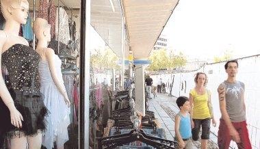 Keine Flaniermeile: Am Modeshop in der Allee haben Kleiderständer und Puppen im Schaufenster fast mehr Platz als die Passanten auf dem Bürgersteig am Bauzaun.Fotos: Andreas Veigel Keine Flaniermeile: Am Modeshop in der Allee haben Kleiderständer und Puppen im Schaufenster fast mehr Platz als die Passanten auf dem Bürgersteig am Bauzaun.Fotos: Andreas Veigel