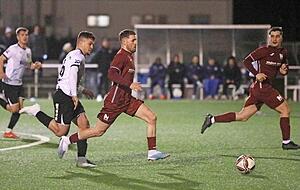 Erst nach einer Stunde setzten sich Philipp Seybold (Zweiter von rechts) und die Sport-Union Neckarsulm gegen den VfR Heilbronn &minus; hier mit Leorant Marmullaku (Zweiter von links) &minus; entscheidend durch.
Foto: Alexander Bertok