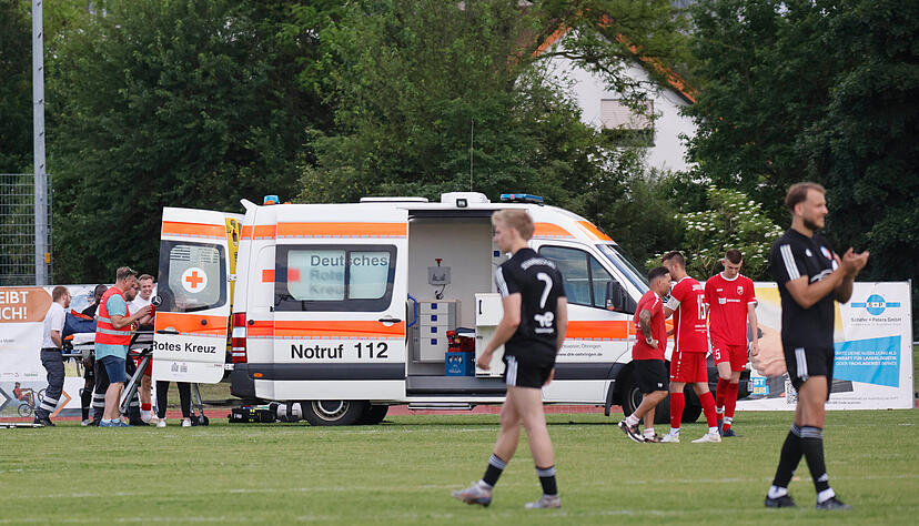 Nach einem Zusammenprall blieb der Öhringer Torhüter auf dem Feld liegen und musste mit dem Krankenwagen abgeholt werden. Nach einem Zusammenprall blieb der Öhringer Torhüter auf dem Feld liegen und musste mit dem Krankenwagen abgeholt werden.