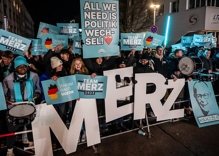Im TV wird am Abend das "Quadrell" der Kanzlerkandidaten gezeigt. Vor dem Studio haben sich bereits Anhänger der CDU versammelt.