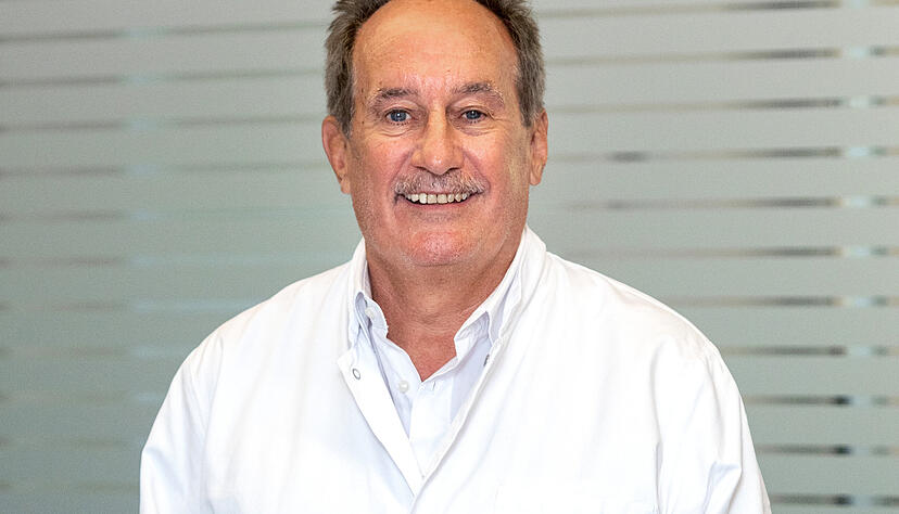 Der Urologe und renommierte Operateur Professor Jens Rassweiler war SLK-Chefarzt und operiert jetzt, mit 70 Jahren, an der Uniklinik T&uuml;bingen.