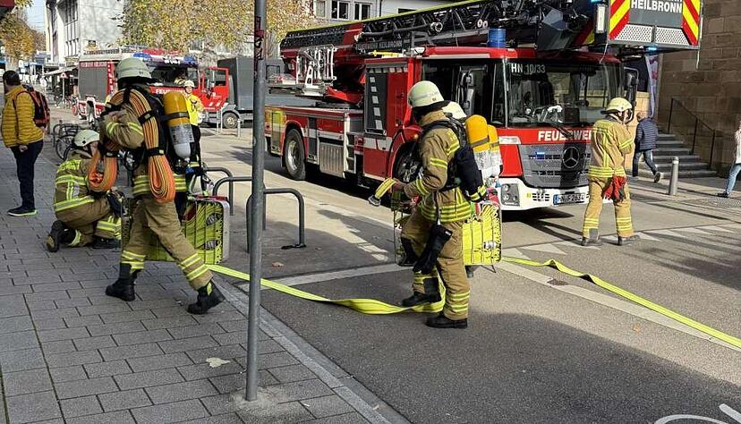 Die Feuerwehr Heilbronn rückte am Mittwochmittag (12. 11.) zu einem Küchenbrand in der Deutschhofstraße aus. Foto: Feuerwehr Heilbronn Die Feuerwehr Heilbronn rückte am Mittwochmittag (12. 11.) zu einem Küchenbrand in der Deutschhofstraße aus. Foto: Feuerwehr Heilbronn