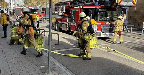 Die Feuerwehr Heilbronn rückte am Mittwochmittag (12. 11.) zu einem Küchenbrand in der Deutschhofstraße aus. Foto: Feuerwehr Heilbronn Die Feuerwehr Heilbronn rückte am Mittwochmittag (12. 11.) zu einem Küchenbrand in der Deutschhofstraße aus. Foto: Feuerwehr Heilbronn