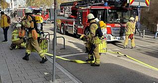 Die Feuerwehr Heilbronn rückte am Mittwochmittag (12. 11.) zu einem Küchenbrand in der Deutschhofstraße aus. Foto: Feuerwehr Heilbronn