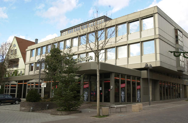Ein Bild der Verganganheit. Die Hauptstelle der Sparkasse Hohenlohekreis, wie sie bis September 2009 ausgesehen hat. Ein Bild der Verganganheit. Die Hauptstelle der Sparkasse Hohenlohekreis, wie sie bis September 2009 ausgesehen hat.