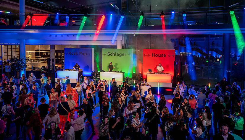 Party mit Kopfh&ouml;rern: Silent-Disco im Audi-Forum in Neckarsulm