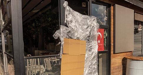 Nach dem Tod der drei und sechs Jahre alten Kinder ist auch die Mutter im Krankenhaus gestorben, wie die Nachrichtenagentur DHA berichtete. Der Vater werde noch auf der Intensivstation behandelt. Im Verdacht steht eine Lebensmittelvergiftung. Nach dem Tod der drei und sechs Jahre alten Kinder ist auch die Mutter im Krankenhaus gestorben, wie die Nachrichtenagentur DHA berichtete. Der Vater werde noch auf der Intensivstation behandelt. Im Verdacht steht eine Lebensmittelvergiftung.