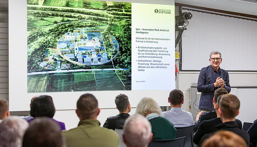 Reinhold Geilsd&ouml;rfer, Gesch&auml;ftsf&uuml;hrer der Dieter-Schwarz-Stiftung, zeigt, wie das IPAI-Gel&auml;nde auf den Stein&auml;ckern schon in wenigen Jahren aussehen soll.