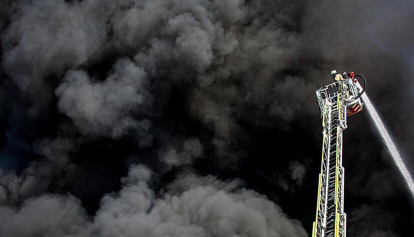 Einsatzkr&auml;fte der Feuerwehr versuchen ein Gro&szlig;brand in einem Industriegebiet im Stadtteil Aldingen zu l&ouml;schen. Foto: Christoph Schmidt/dpa