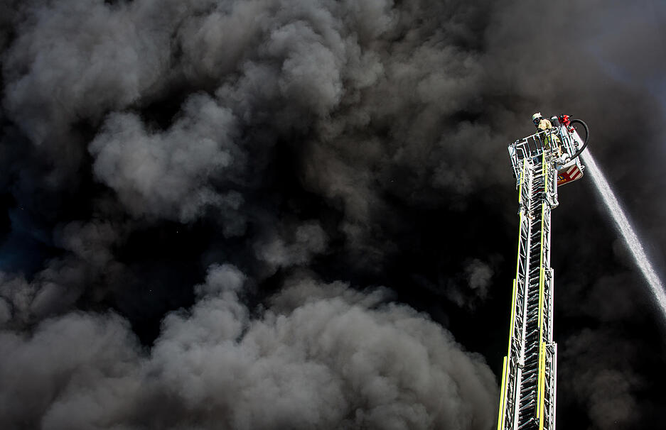Einsatzkr&auml;fte der Feuerwehr versuchen ein Gro&szlig;brand in einem Industriegebiet im Stadtteil Aldingen zu l&ouml;schen. Foto: Christoph Schmidt/dpa