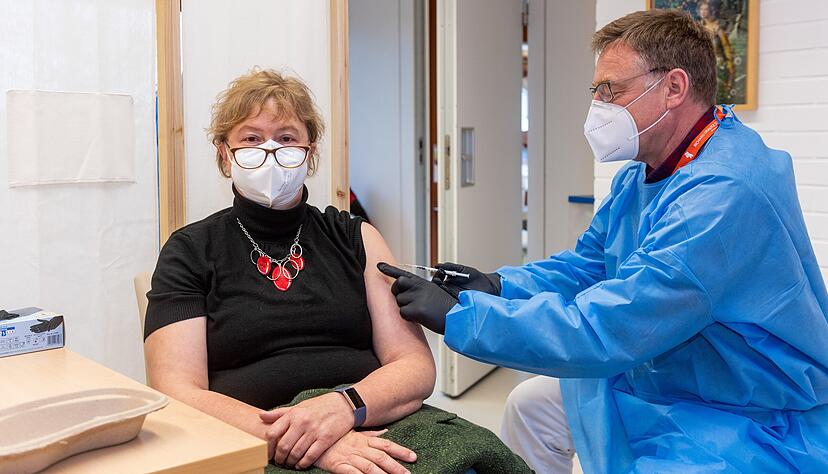 Covid-Impfung in der Richard-Drautz-Stiftung in Böckingen: Heimleiterin Elisabeth Palinkas lässt sich von Hausarzt Andreas Hamberger impfen.
Foto: Mario Berger
