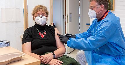 Covid-Impfung in der Richard-Drautz-Stiftung in Böckingen: Heimleiterin Elisabeth Palinkas lässt sich von Hausarzt Andreas Hamberger impfen.
Foto: Mario Berger Covid-Impfung in der Richard-Drautz-Stiftung in Böckingen: Heimleiterin Elisabeth Palinkas lässt sich von Hausarzt Andreas Hamberger impfen.
Foto: Mario Berger