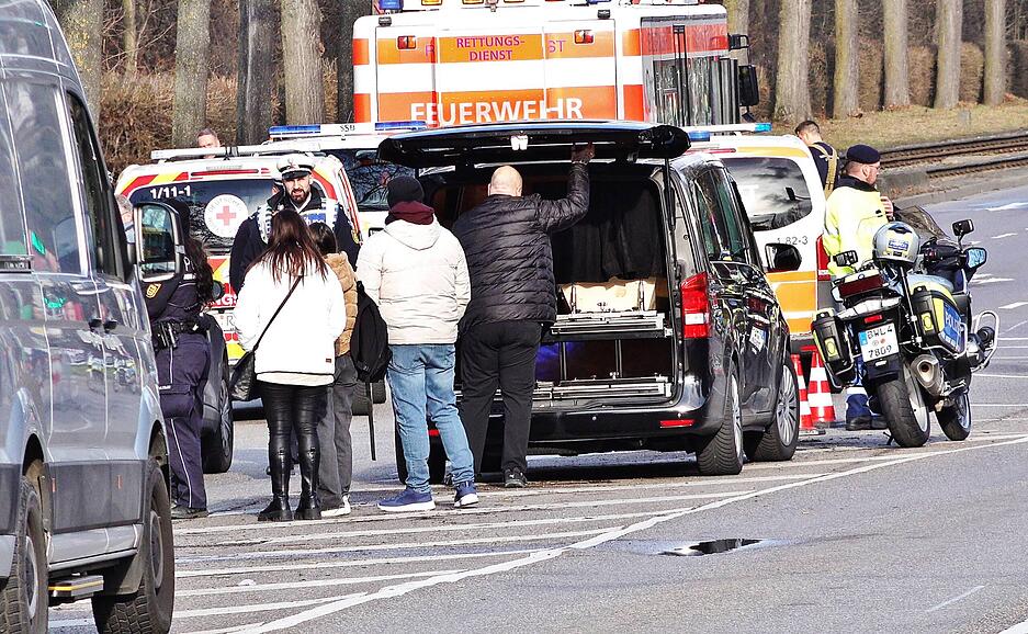 Zeugen werden gebeten, sich unter der Rufnummer +4971189905778 zu melden. Zeugen werden gebeten, sich unter der Rufnummer +4971189905778 zu melden.