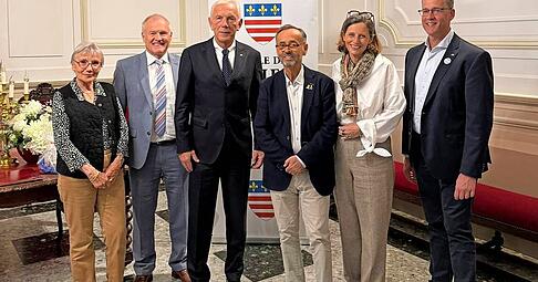 Robert M&eacute;nard (Dritter von rechts) im Oktober 2025 in B&eacute;ziers mit der Heilbronner Delegation um OB Harry Mergel (Dritter von links).