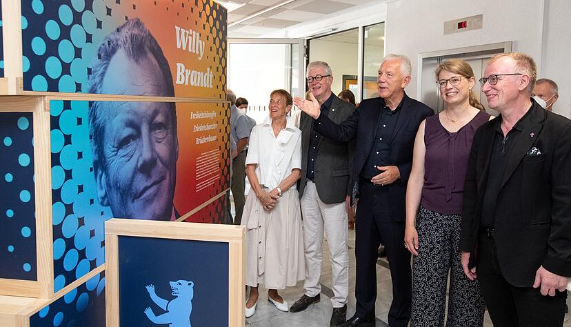 Oberbürgermeister Harry Mergel und Ausstellungskuratorin Julia Hornig (Zweite von rechts) bei der Eröffnung der Ausstellung im Rathaus.
Foto: Andreas Veigel Oberbürgermeister Harry Mergel und Ausstellungskuratorin Julia Hornig (Zweite von rechts) bei der Eröffnung der Ausstellung im Rathaus.
Foto: Andreas Veigel