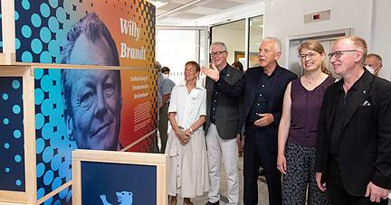 Oberbürgermeister Harry Mergel und Ausstellungskuratorin Julia Hornig (Zweite von rechts) bei der Eröffnung der Ausstellung im Rathaus.
Foto: Andreas Veigel