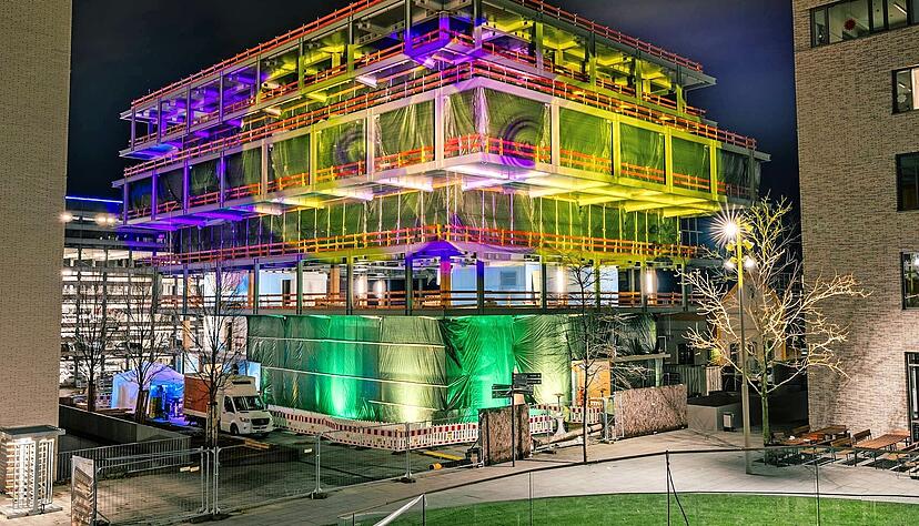 Richtfest f&uuml;r das Campus Founders Lab auf dem Bildungscampus: F&uuml;r den Anlass wurde der Rohbau in bunte Farben getaucht. So l&auml;sst sich schon erahnen, wie er einmal wirken wird.
Fotos: Campus Founders