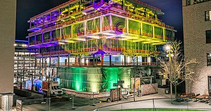 Richtfest f&uuml;r das Campus Founders Lab auf dem Bildungscampus: F&uuml;r den Anlass wurde der Rohbau in bunte Farben getaucht. So l&auml;sst sich schon erahnen, wie er einmal wirken wird.
Fotos: Campus Founders