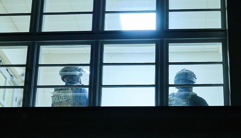 Schwerbewaffnete Polizisten durchsuchen eine Grundschule in Berlin. Doch am Abend kommt Entwarnung.