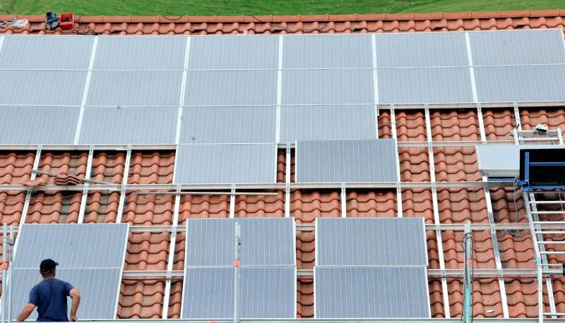 Der Ausbau von  PV-Anlagen ist in Städten schwieriger, weil im Schnitt weniger Menschen im eigenen Haus leben. Der Ausbau von  PV-Anlagen ist in Städten schwieriger, weil im Schnitt weniger Menschen im eigenen Haus leben.