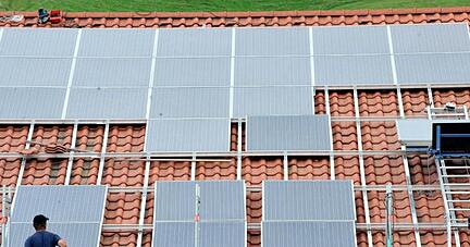 Bisher gibt es eine feste Einspeisevergütung für Solarstrom. Die Förderkosten zahlen die Verbraucher über den Strompreis. Bisher gibt es eine feste Einspeisevergütung für Solarstrom. Die Förderkosten zahlen die Verbraucher über den Strompreis.