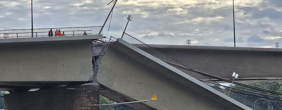 Der Einsturz eines Teils der Carola-Brücke in Dresden könnte durch Korrosion ausgelöst worden sein.