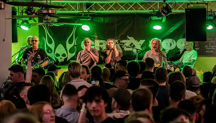 Die Band Crazy Zoo sorgte im "Joe Pena"s" für Stimmung. Dort war es den ganzen Abend über brechend voll. Manche unter den Gästen der Veranstaltung vermissten, dass keine Bands mit eigenen Titeln im Angebot waren.
Foto: Lina Bihr Die Band Crazy Zoo sorgte im "Joe Pena"s" für Stimmung. Dort war es den ganzen Abend über brechend voll. Manche unter den Gästen der Veranstaltung vermissten, dass keine Bands mit eigenen Titeln im Angebot waren.
Foto: Lina Bihr