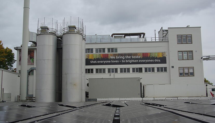 Wo einst alte Hallen standen, liegen jetzt Solarpaneele. Dafür wurden die Fabrikgebäude modernisiert und neu gestrichen.