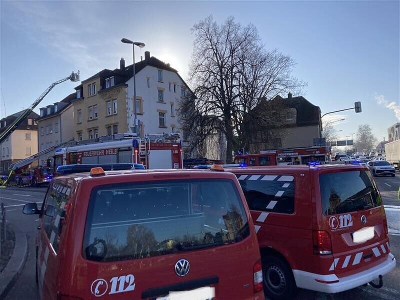 Zahlreiche Kräfte der Heilbronner Feuerwehr sind in der Silcherstraße im Einsatz. Zahlreiche Kräfte der Heilbronner Feuerwehr sind in der Silcherstraße im Einsatz.