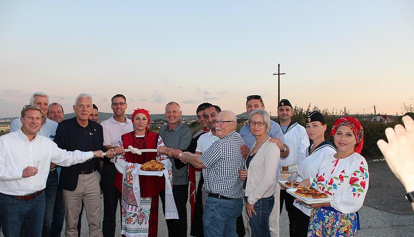 2019 im September: Der Knoten der Freundschaft zwischen Heilbronnern und Bürgern von Novorossijsk wird am Schwarzen Meer geknüpft.
Foto: Archiv/Friedl
