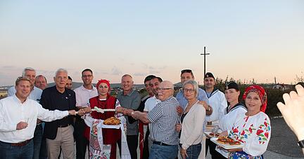 2019 im September: Der Knoten der Freundschaft zwischen Heilbronnern und Bürgern von Novorossijsk wird am Schwarzen Meer geknüpft.
Foto: Archiv/Friedl 2019 im September: Der Knoten der Freundschaft zwischen Heilbronnern und Bürgern von Novorossijsk wird am Schwarzen Meer geknüpft.
Foto: Archiv/Friedl