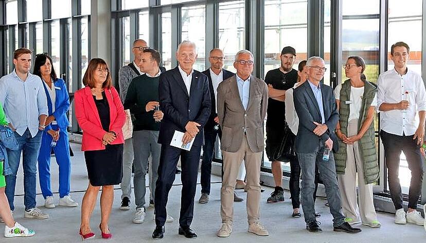 Die Festgäste, unter ihnen Innenminister Thomas Strobl und OB Harry Mergel (Bildmitte), hören interessiert zu, wie sich der Bildungscampus West entwickeln wird.