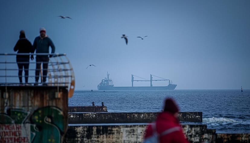 Ein Frachter l&auml;uft aus dem Hafen von Odessa auf das Schwarze Meer aus. (Archivbild)