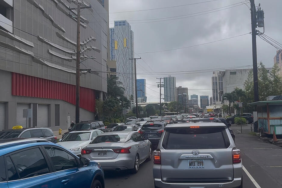 In Honolulu bildet sich ein Stau, weil die Menschen eine Tsunami-Evakuierungswarnung beherzigen, die nach einem starken Erdbeben im Fernen Osten Russlands am frühen Mittwoch in die Hauptverkehrszeit fiel. In Honolulu bildet sich ein Stau, weil die Menschen eine Tsunami-Evakuierungswarnung beherzigen, die nach einem starken Erdbeben im Fernen Osten Russlands am frühen Mittwoch in die Hauptverkehrszeit fiel.