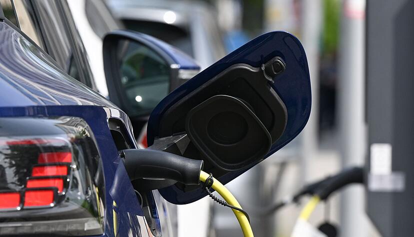 In Heilbronn kommen auf einen Ladepunkt rechnerisch 4,8 E-Autos - bundesweiter Spitzenwert.(Symbolbild) In Heilbronn kommen auf einen Ladepunkt rechnerisch 4,8 E-Autos - bundesweiter Spitzenwert.(Symbolbild)