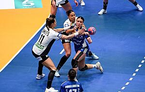 Aimée von Pereira (Mitte) verteidigte (hier gemeinsam mit Xenia Smits gegen Elin Rosa Magnusdottir) resolut.