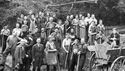 Sontheimer Frauen beim Bau des Stollens an der Lauffener Straße (1941/42). Da Bürger nach dem Krieg in ihrer Not stützende Holzbalken stahlen, gab es Erdeinbrüche. Anfang der 60er Jahre verfüllte die Stadt die Hohlräume mit Sand.Foto: Stadtarchiv Sontheimer Frauen beim Bau des Stollens an der Lauffener Straße (1941/42). Da Bürger nach dem Krieg in ihrer Not stützende Holzbalken stahlen, gab es Erdeinbrüche. Anfang der 60er Jahre verfüllte die Stadt die Hohlräume mit Sand.Foto: Stadtarchiv