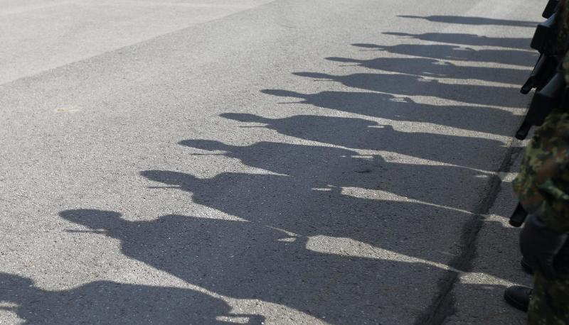 Die Schatten von Soldatinnen und Soldaten der Bundeswehr.