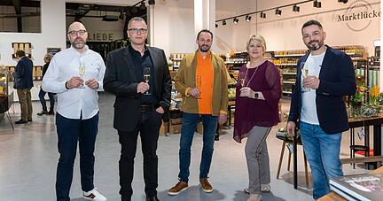 Investor Herbert Röger (2.v.l.) mit den Mietern Thorsten Kilb von "Marktlücke"(links), Friedrich Hack von der Hofmetzgerei auf dem Lindelberg, Diana Kurz, die das Bistro betreibt, und Mike Baumeister von der Brotmanufaktur 280 Grad.